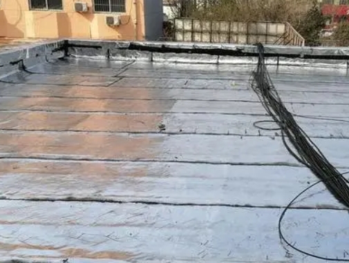 扶余卫生间漏水维修公司分享下扶余屋面楼顶防水刚性防水层施工要点。